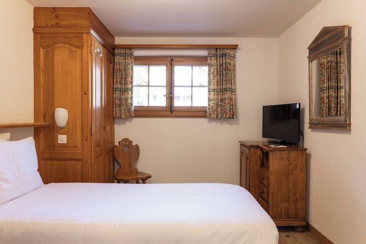 Room 9 of 101
