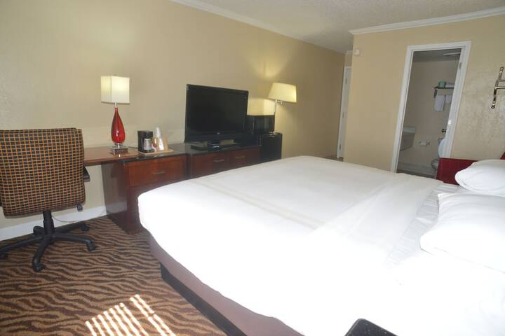 Standard Single Room 1 King Bed (14 of 17)