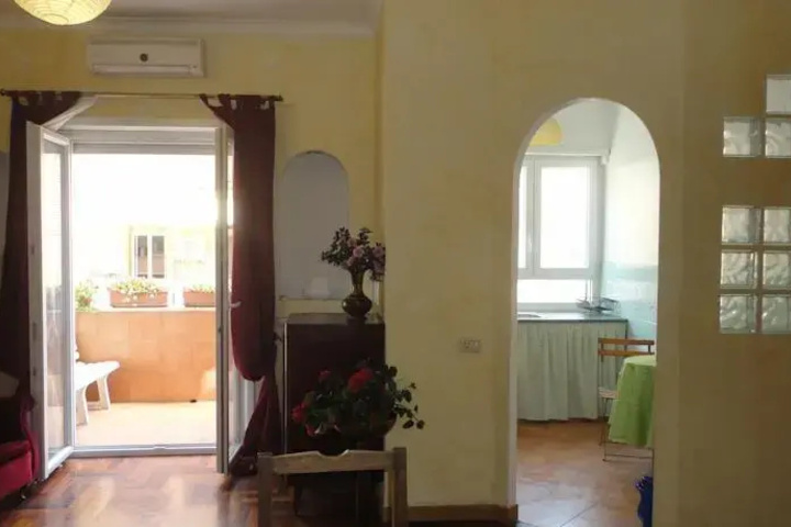 Room 2 of 10