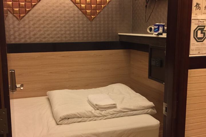 Room 17 of 106