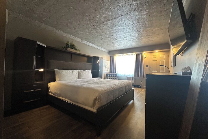 1 King Bed (5 of 10)