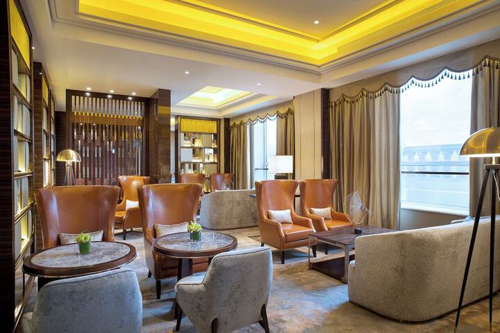 Lounge 142 of 152