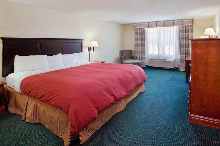 1 King Bed (5 of 8)