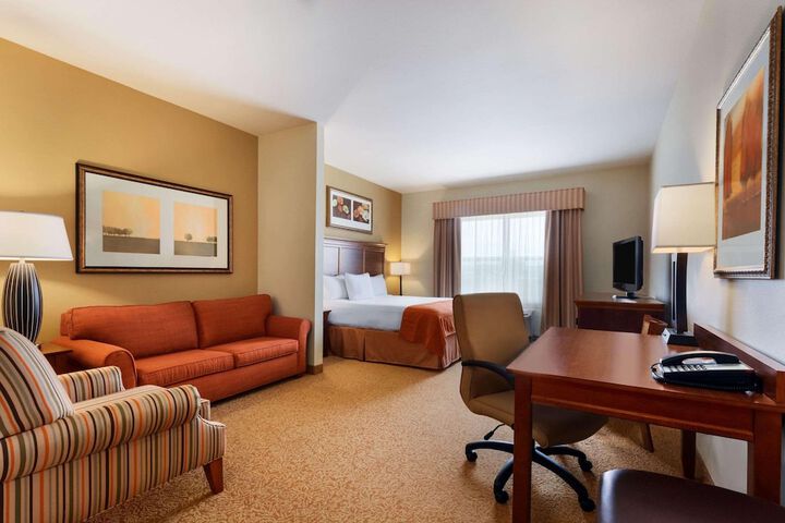 1 King Bed (3 of 7)
