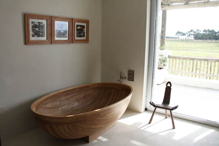 Deep soaking bathtub