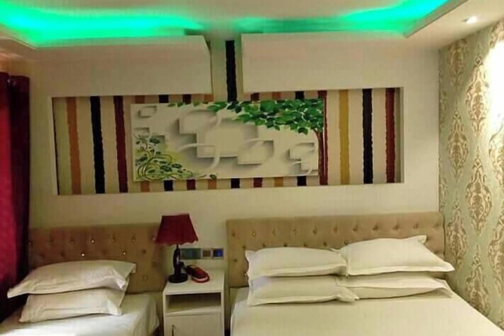 Room 9 of 40