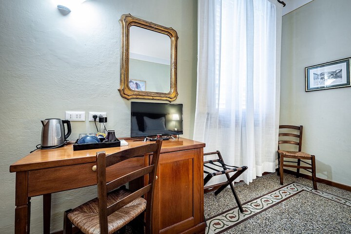 Room 8 of 65