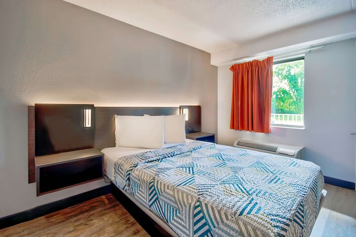 Double Bed Accessible (10 of 11)