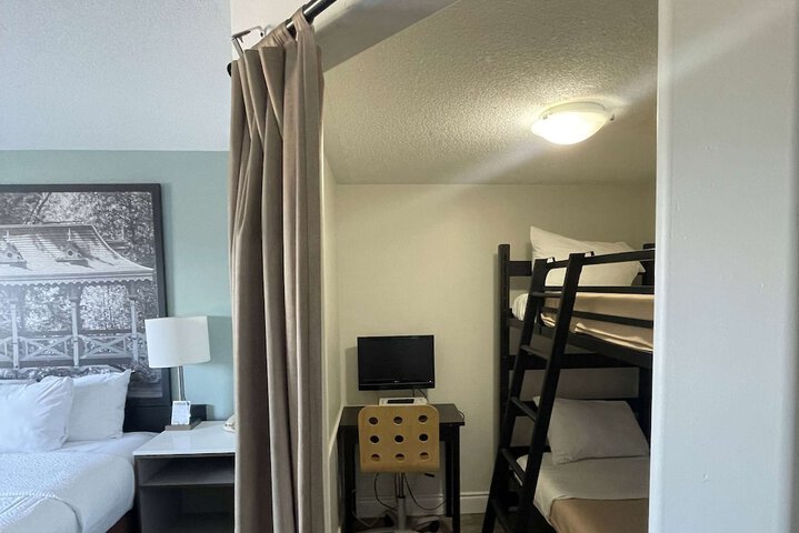 2 Queen Beds (9 of 16)