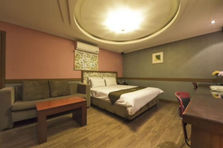 Room 27 of 30