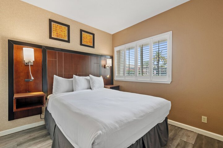 Queen Size Bed (2 of 19)