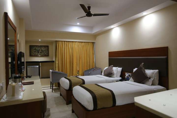 Room 13 of 36