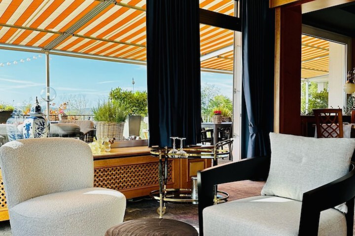 Lounge 38 of 54