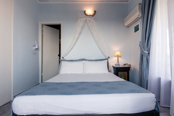 Room 2 of 102