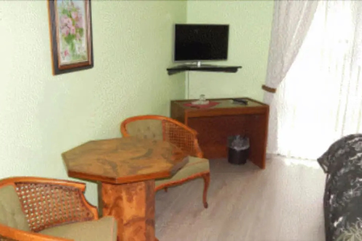 Room 6 of 13