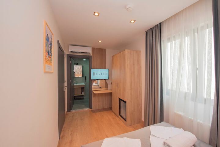 Room 15 of 33