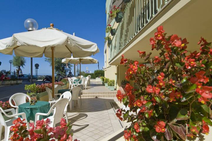 Hotel Exterior 94 of 99
