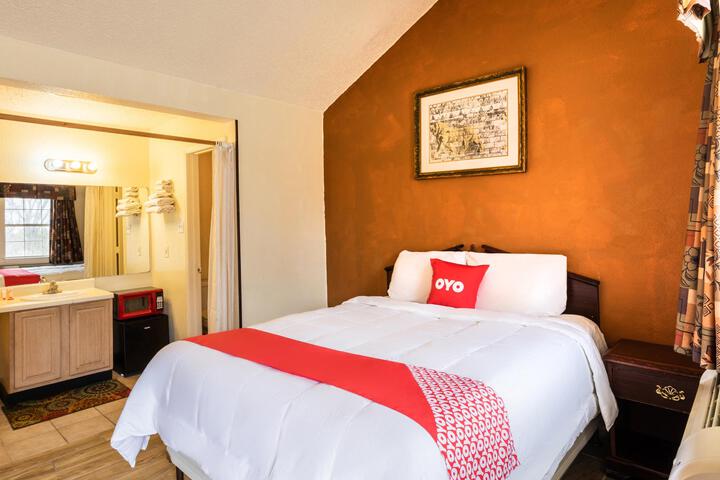 1 Queen Bed (12 of 12)