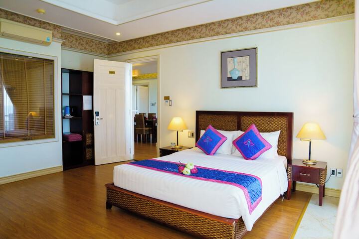 Room 30 of 82