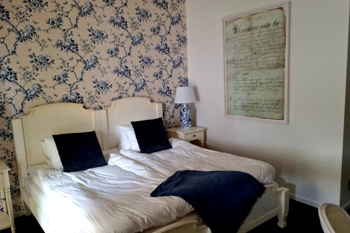 Room 5 of 18