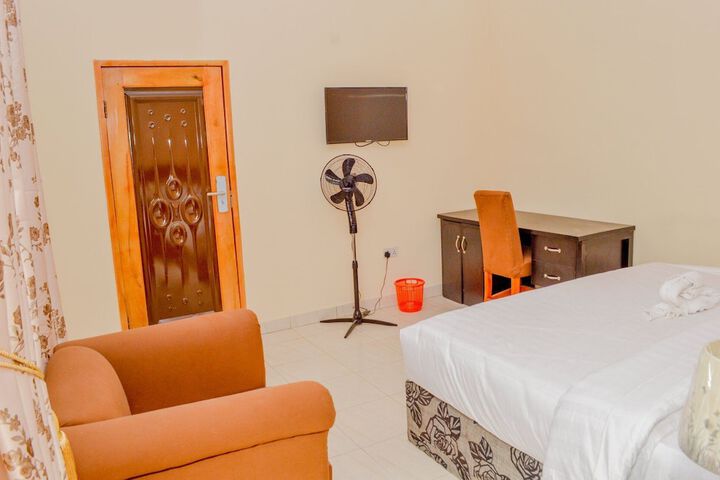 Room 4 of 12