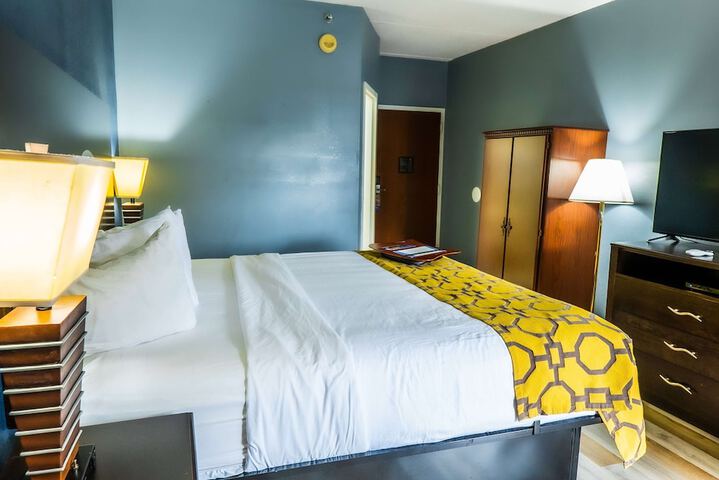 1 King Bed (3 of 40)