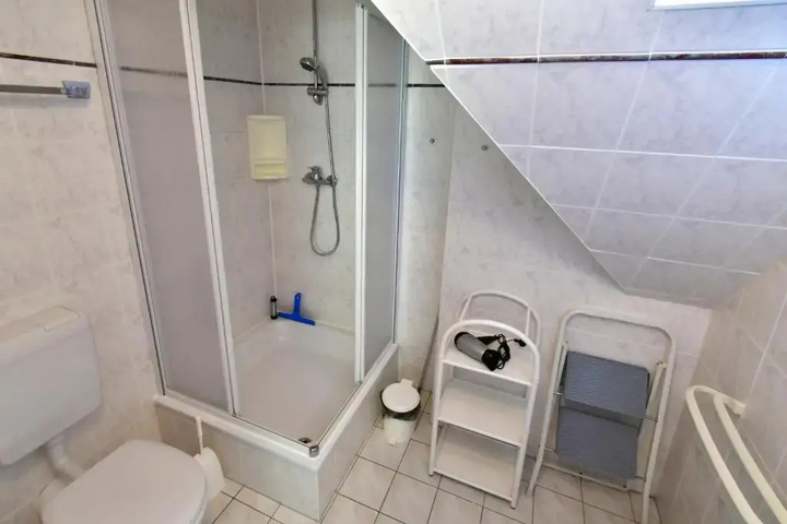 Room 8 of 12