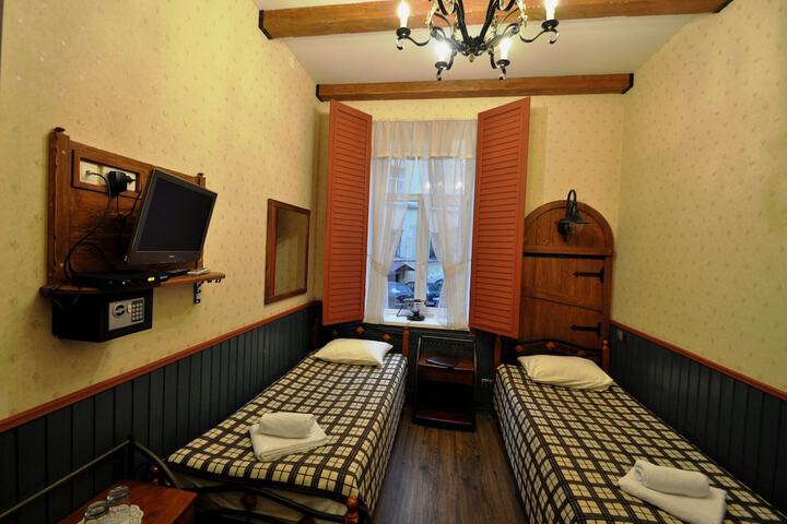Room 12 of 25