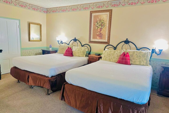 Deluxe Queen Bed (14 of 26)
