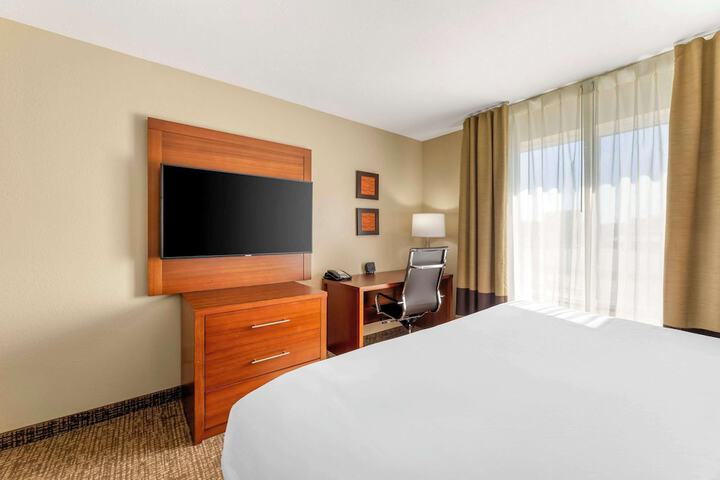 1 King Bed (5 of 13)
