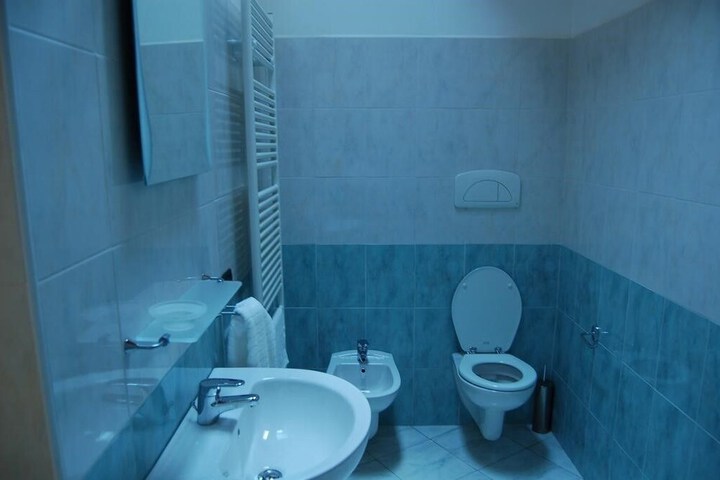 Room 8 of 16