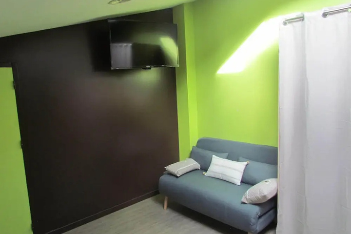 Room 2 of 9
