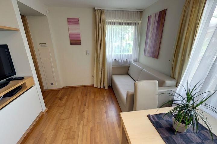 Room 32 of 98