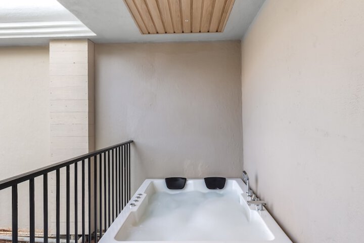 Jetted tub