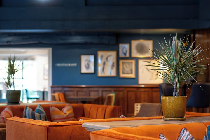 Lounge 63 of 82
