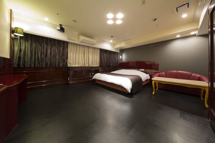 Room 4 of 63