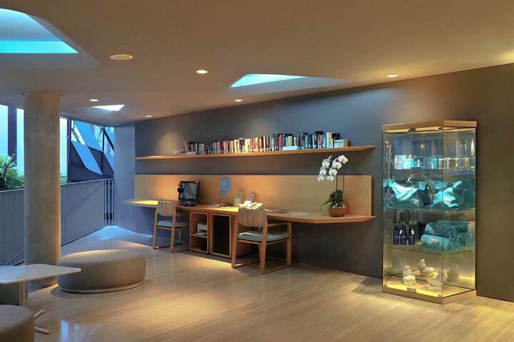 Business Center 54 of 61