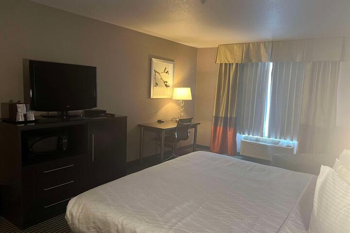 2 Queen Beds Microwave and Refrigerator WiFi Full Breakfast (7 of 11)
