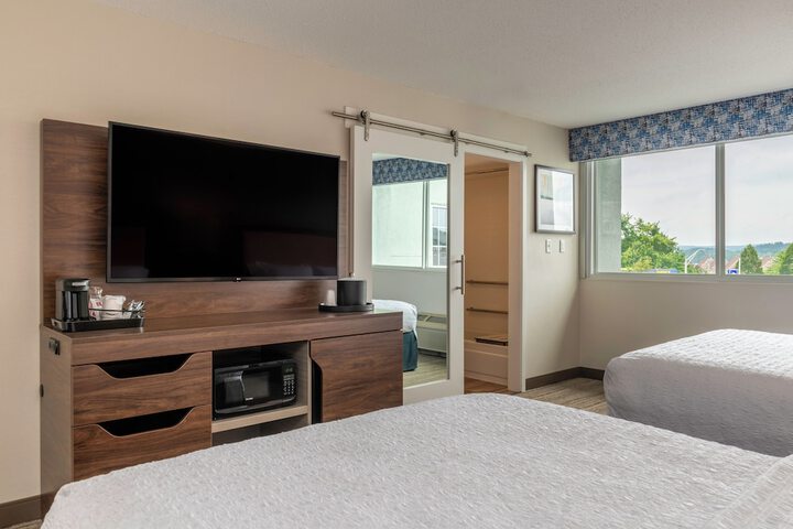 2 Queen Beds (1 of 11)