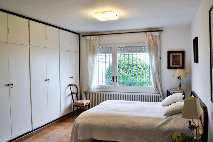 Room 5 of 16