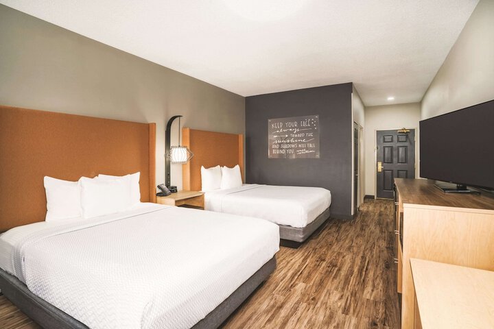 2 Queen Beds Accessible (2 of 12)