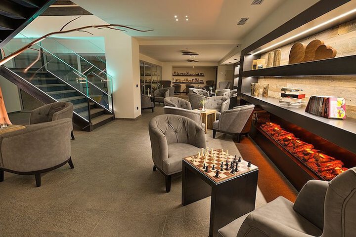 Lounge 141 of 162