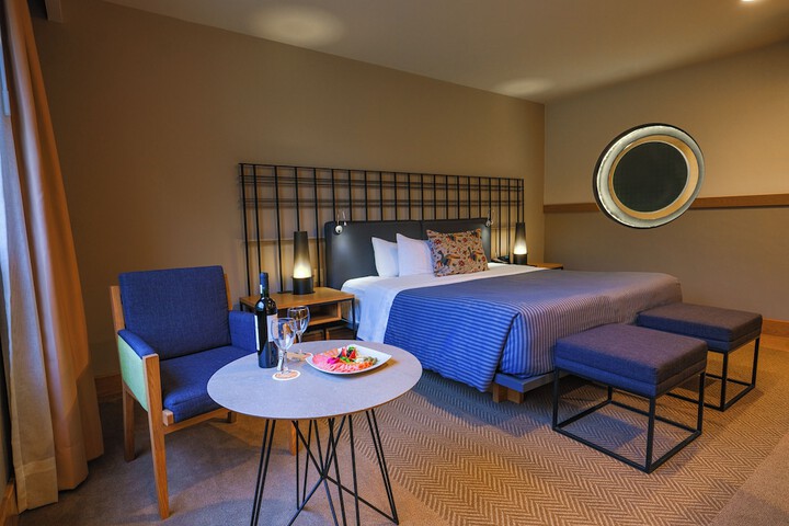 Room 14 of 90
