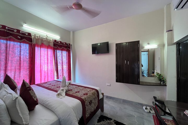 Room 6 of 33