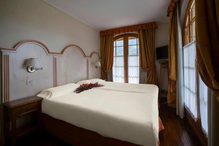 Room 6 of 13