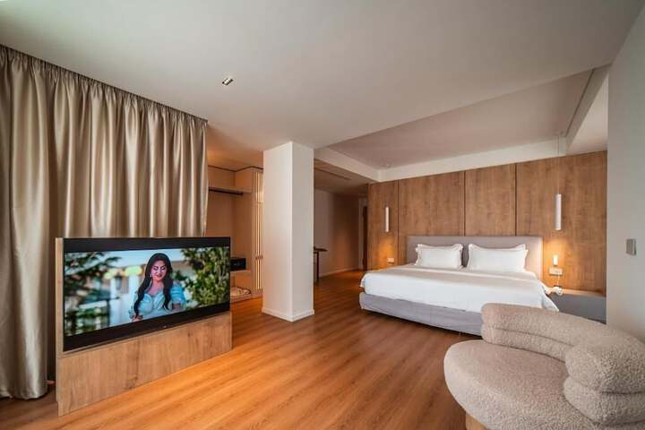 Room 2 of 97