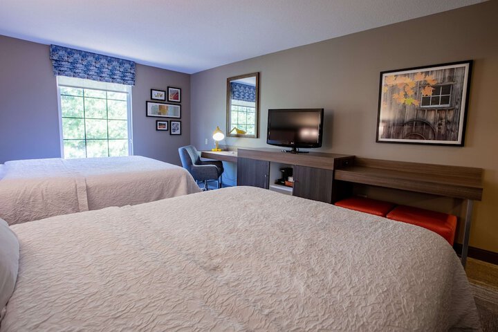 2 Queen Beds (2 of 5)