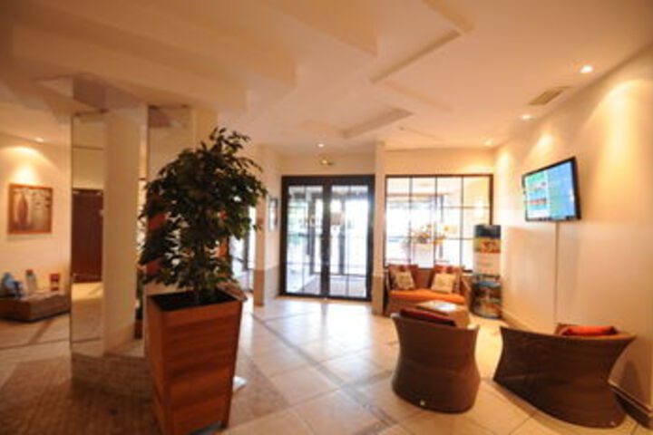 Hotel 8 of 9