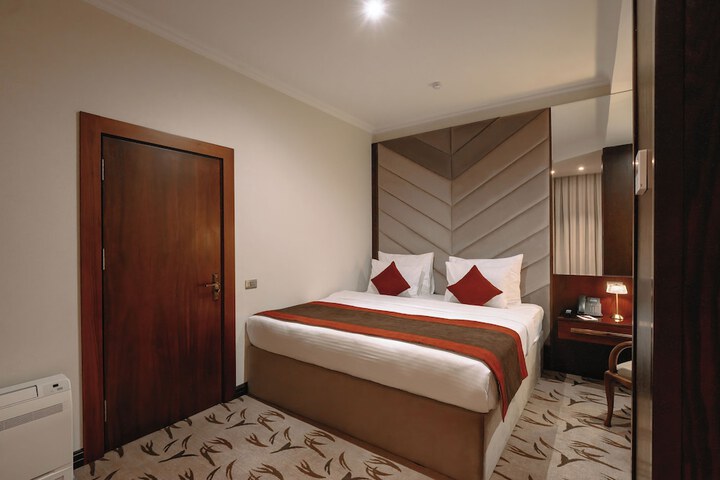 Room 9 of 32