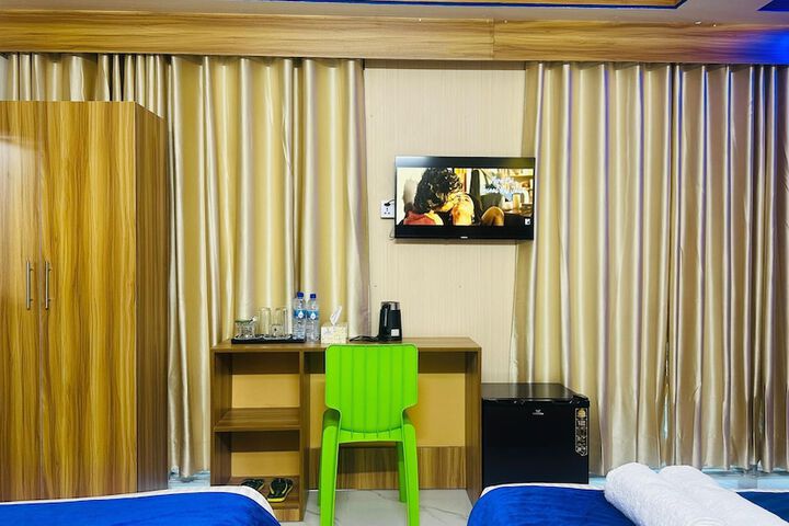 Room 5 of 16